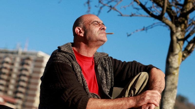 La nueva normativa en España por la que las tabacaleras tendrán que limpiar las colillas de cigarrillos