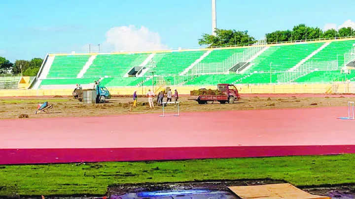 Vista panorámica de los trabajos que se realizan en el estadio Olímpico Félix Sánchez.