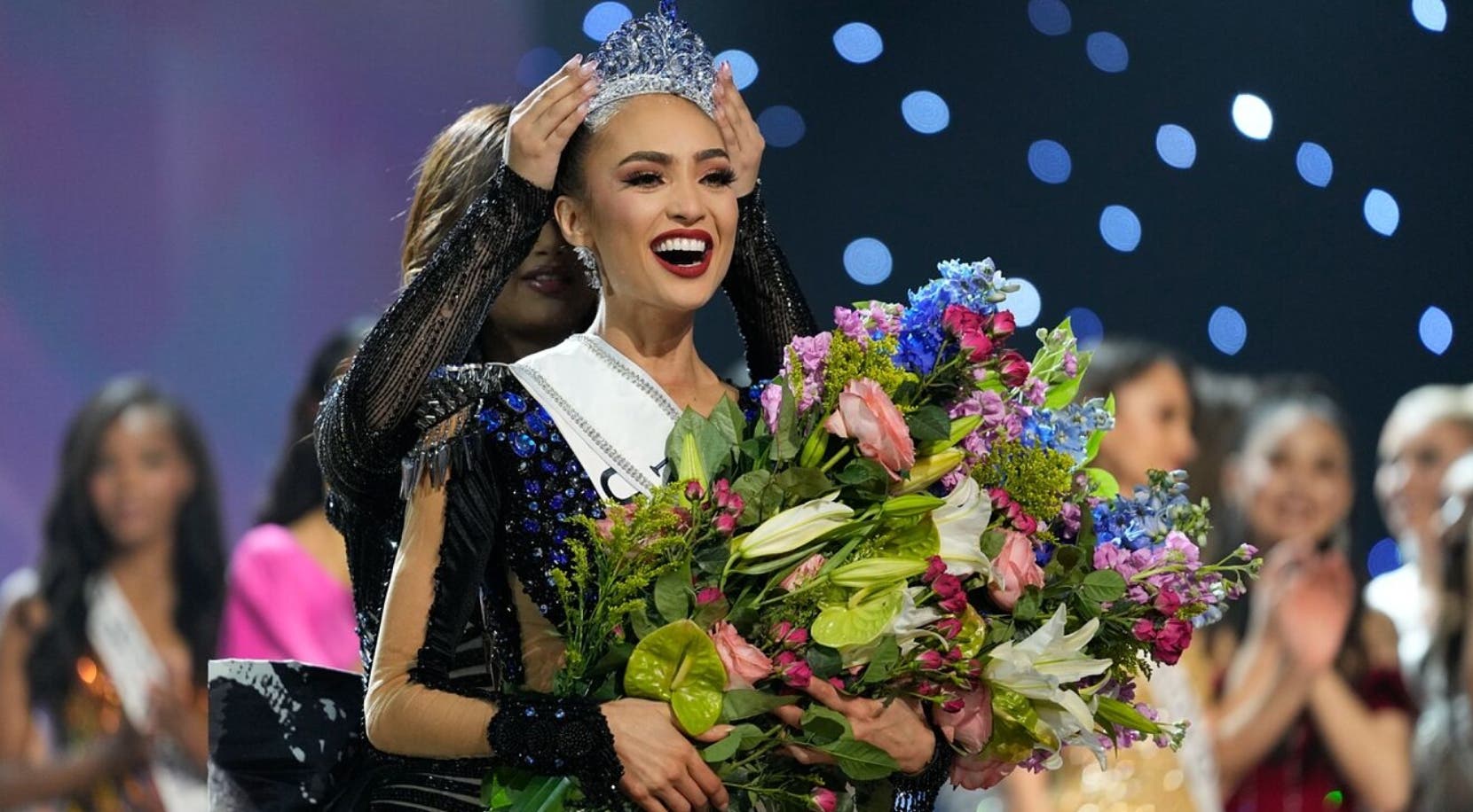Nueva Miss Universo renuncia a la corona de Miss USA
