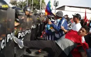 Papa pide el fin de la violencia en Perú