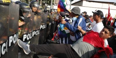 Papa pide el fin de la violencia en Perú