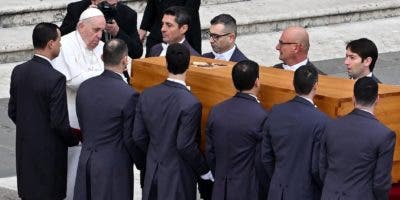 El papa emérito Benedicto XVI ya reposa en la cripta especial vaticana