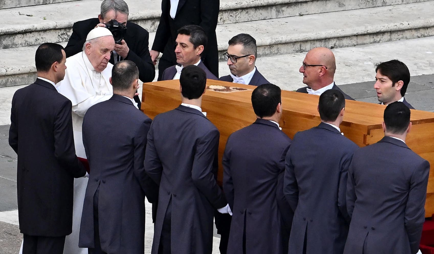 El papa emérito Benedicto XVI ya reposa en la cripta especial vaticana