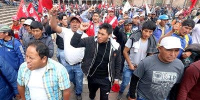 Huelguistas toman Lima y aeropuerto