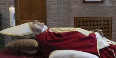 Feligreses despiden al papa emérito en capilla del Vaticano