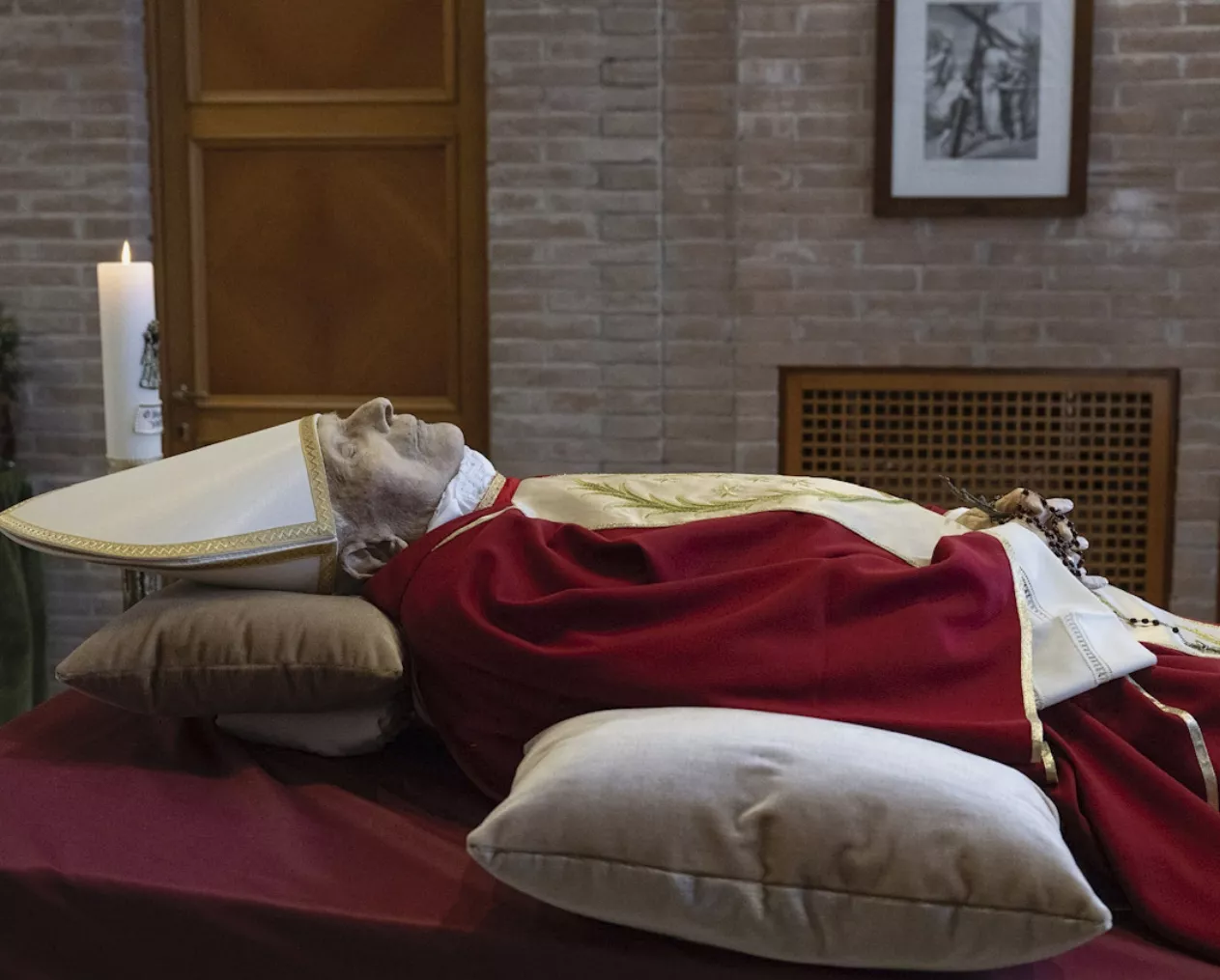 Feligreses despiden al papa emérito en capilla del Vaticano