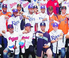 Prospectos DPL firman con equipos de MLB