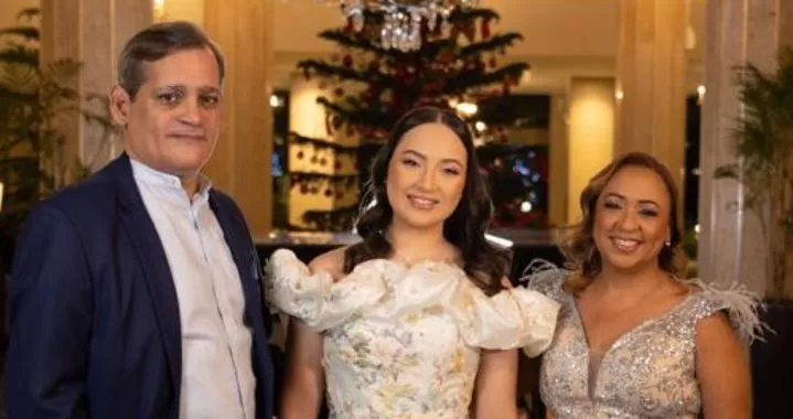 Roy Colon y Sara María, junto a su hija Monserrat Colón, durante la celebración de su cumpleaños.