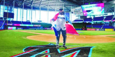 Cueto llega  los Marlins bailando sabrosa bachata