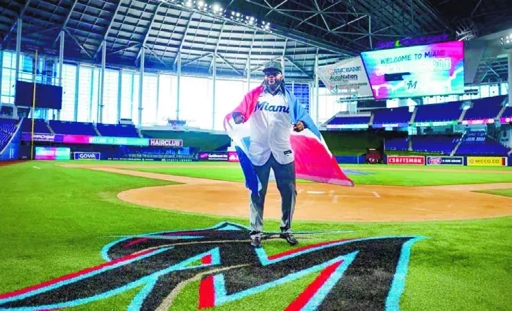 Cueto llega  los Marlins bailando sabrosa bachata