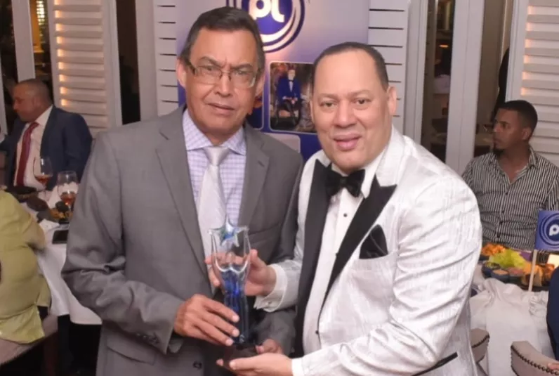 Franklin Mirabal recibe el premio Narrador Latino