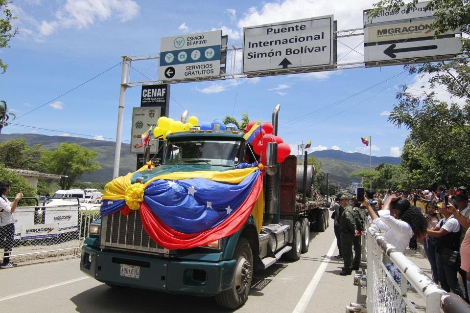 Comienza paso de carga entre Colombia y Venezuela en puente fronterizo