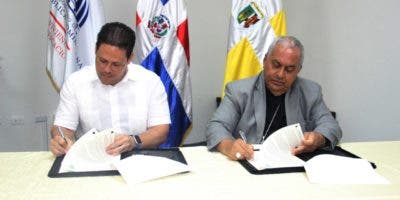Ministerio de la Vivienda y Universidad Católica Santo Domingo firman acuerdo