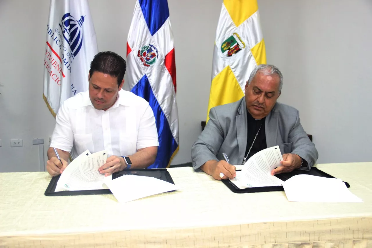 Ministerio de la Vivienda y Universidad Católica Santo Domingo firman acuerdo