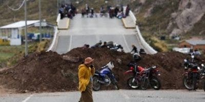 Manifestantes mantienen cortes de carretera en 15 de 24 departamentos de Perú
