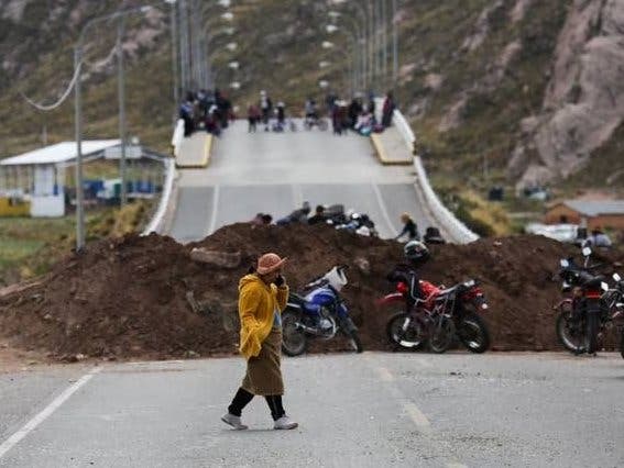 Manifestantes mantienen cortes de carretera en 15 de 24 departamentos de Perú