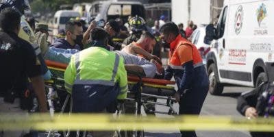 Choque de trenes deja un muerto y 41 heridos en México