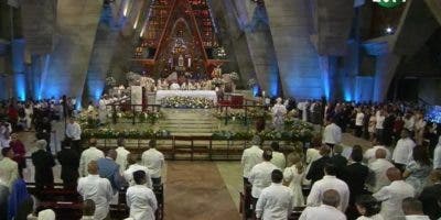 Devotos católicos acuden a venerar la Virgen de la Altagracia en Higüey
