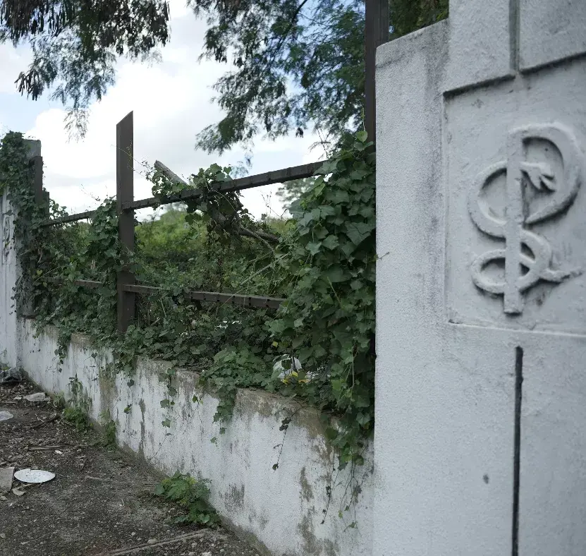 Parte de la verja perimetral de la Plaza de la Salud ha desaparecido