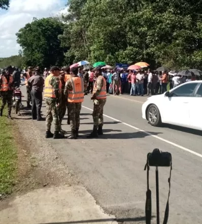 Comunitarios piden construcción de vías