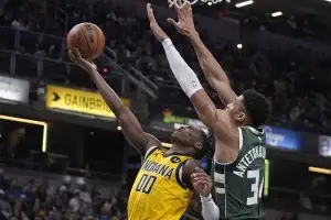 Antetokounmpo anota 41 puntos y Bucks dan duro golpe a los Pacers