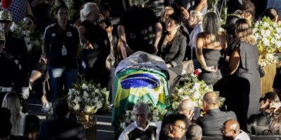 Aficionados despiden a Pelé en estadio de Santos