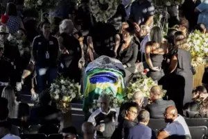 Aficionados despiden a Pelé en estadio de Santos