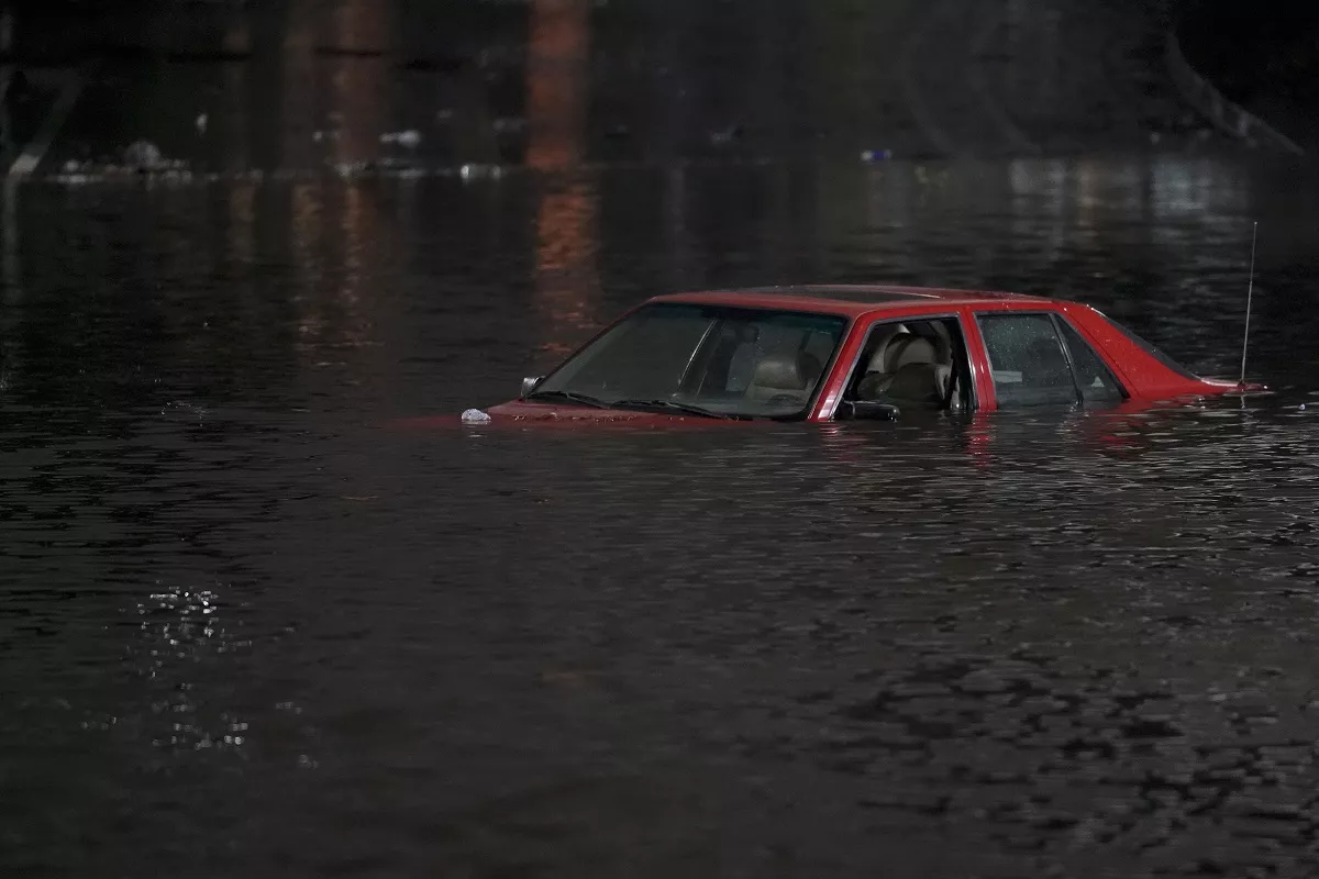 Más de 100 mil personas sin electricidad en California por tormenta; ordena evacuaciones