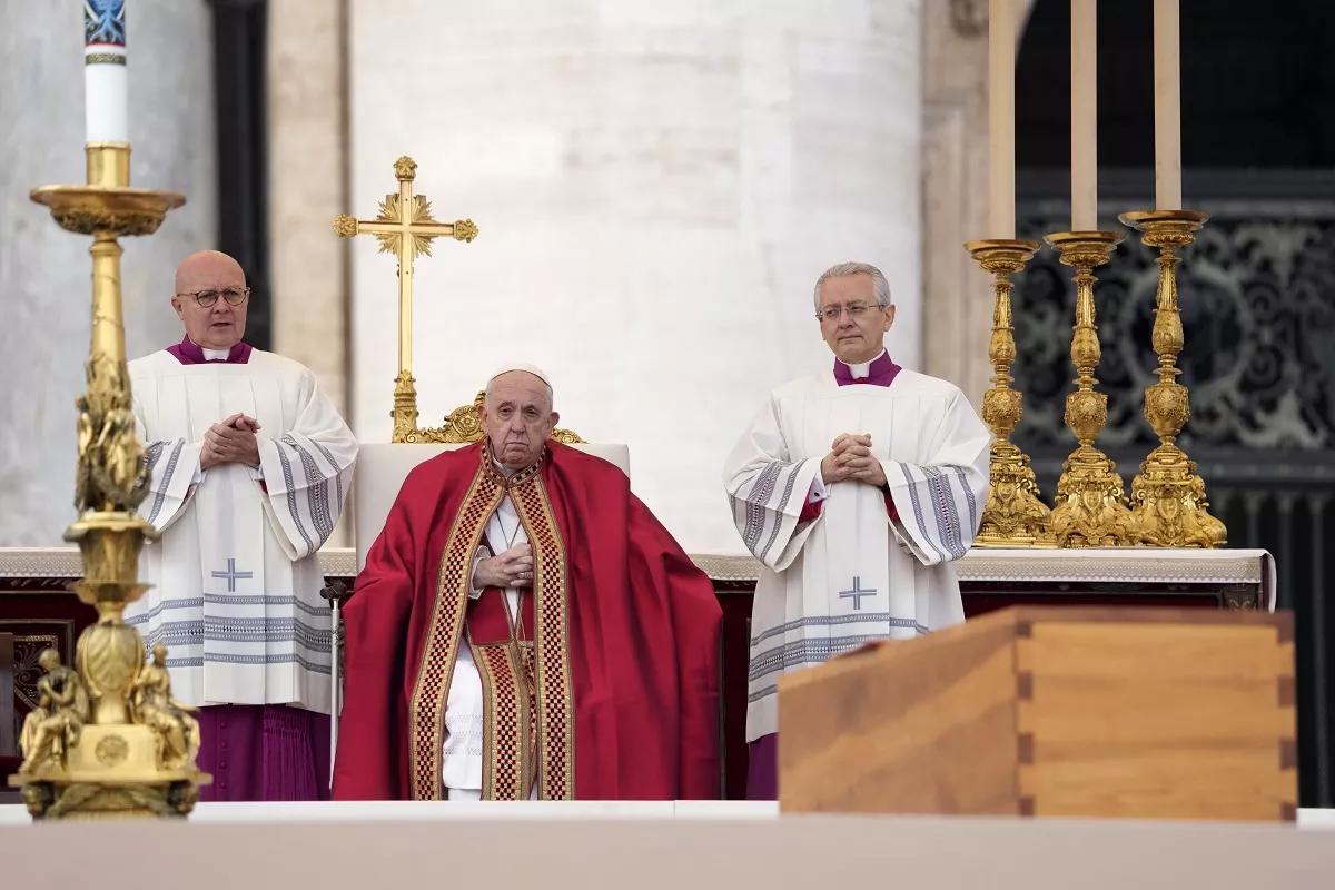 Comienza la misa funeral por el papa Benedicto XVI en la plaza de San Pedro