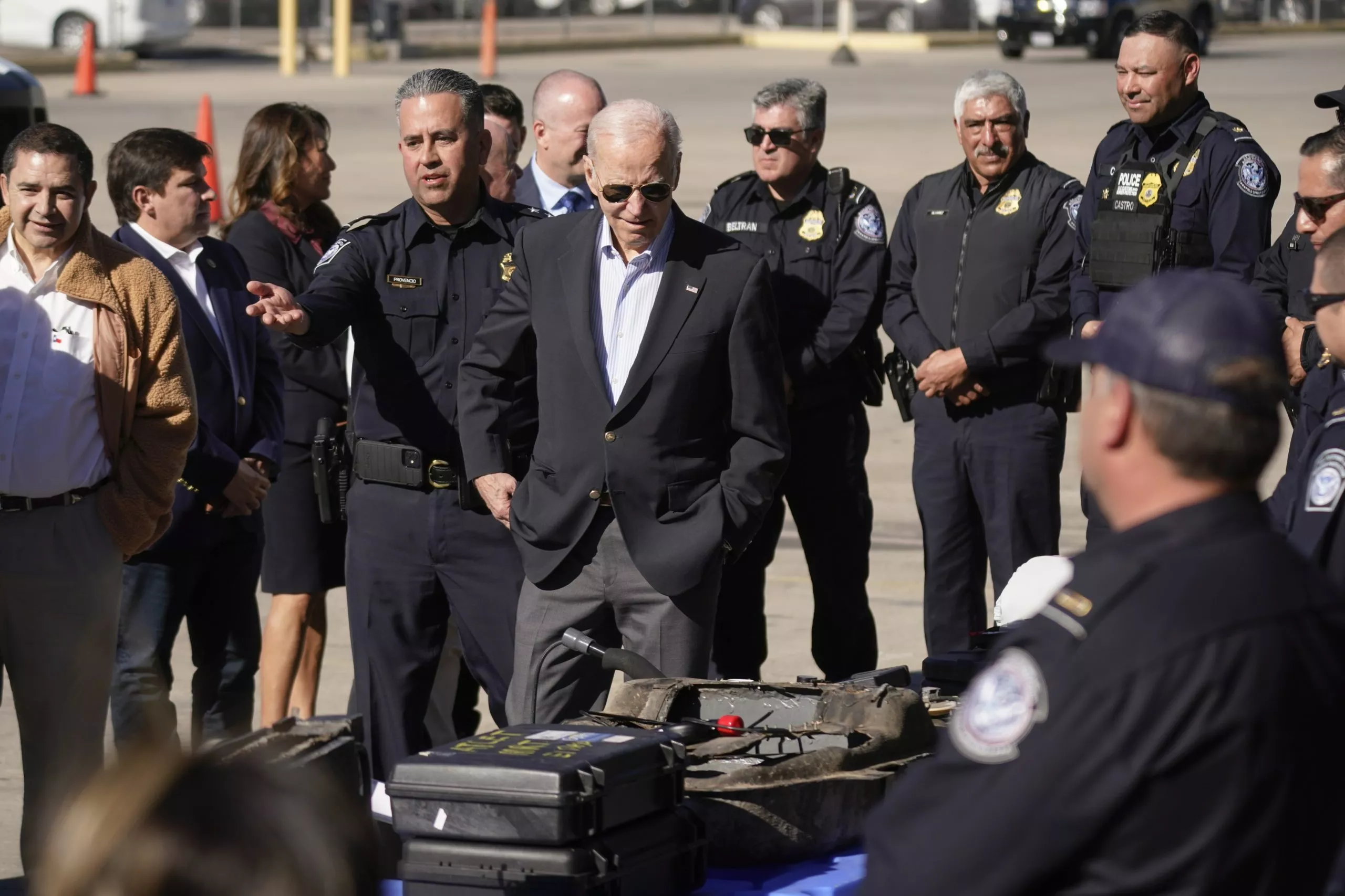 Biden supervisa transitado puerto de entrada en frontera sur