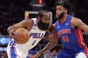 Triple doble de Harden ayuda a 76ers a ganar a Pistons