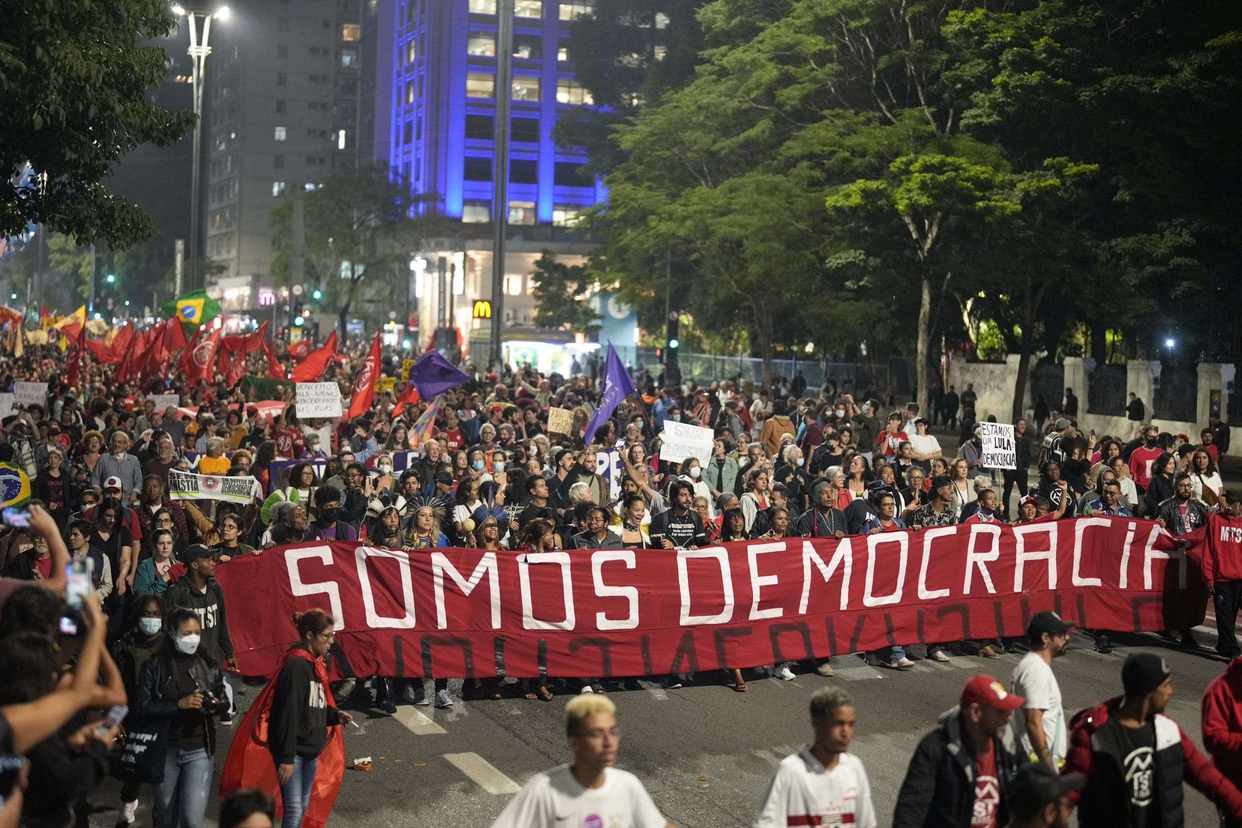 Liberan a 599 sospechosos de participar en actos antidemocráticos en Brasil