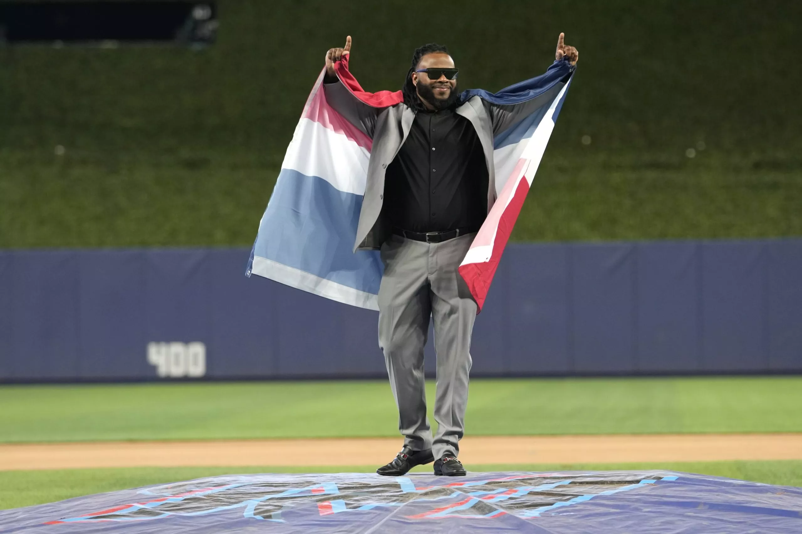 Bailando y a ritmo de bachata los Marlins presentan a Johnny Cueto