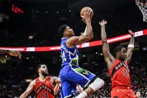 Antetokounmpo logra su segundo triple-doble de la temporada; Schröder impulsa a los Lakers