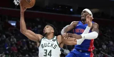 Antetokounmpo anota 29 y Bucks se imponen ante Pistons