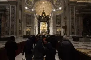 Banderas a media asta en Italia durante el funeral de Benedicto XVI