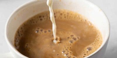 Café con leche podría tener efectos antiinflamatorios, según un estudio