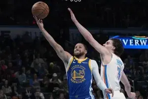 Warriors superan a Thunder gracias a la buena actuación de Curry