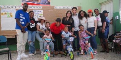 Fundación Dr. Milton Herrera entrega de juguetes a  niños de Boca Chica 