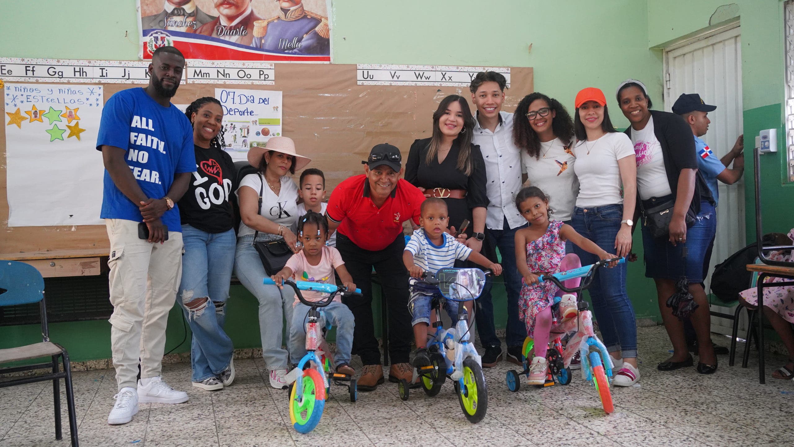 Fundación Dr. Milton Herrera entrega de juguetes a  niños de Boca Chica 