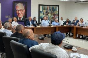 Danilo Medina se reúne con productores y profesionales del agro