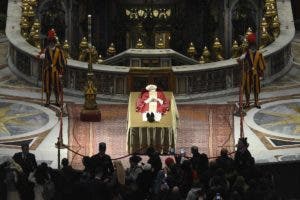 Abre la capilla ardiente de Benedicto XVI