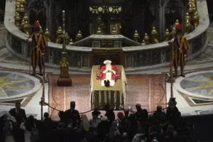 Abre la capilla ardiente de Benedicto XVI