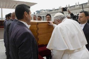 Benedicto XVI es sepultado en una tumba en las grutas vaticanas