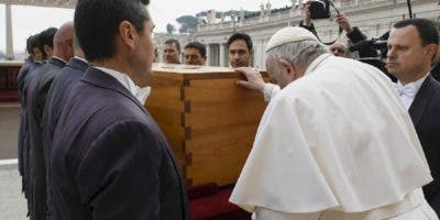 Benedicto XVI es sepultado en una tumba en las grutas vaticanas