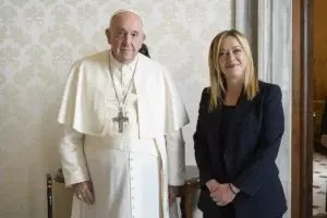 Meloni visita al papa Francisco acompañada de su pareja y su hija