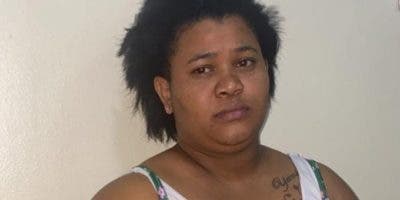 Policía traslada al Palacio de Justicia mujer robó bebé de la maternidad de Los Mina