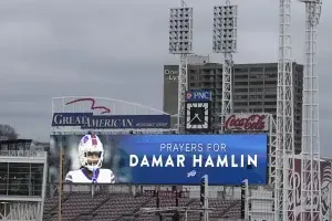 La NFL equilibra las emociones y la agenda apretada después del shock de Hamlin