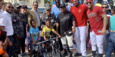 PN y pelotero José Ramírez llevan alegría a niños en Baní, con entrega de juguetes