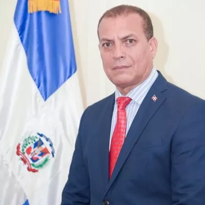 Exembajador Jonny Martínez renuncia al PLD y se suma a Justicia Social